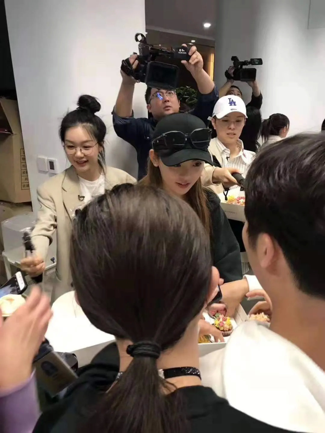 张彬彬景甜合体扫楼场面甜蜜十足,景甜张彬彬同框疯狂撒糖