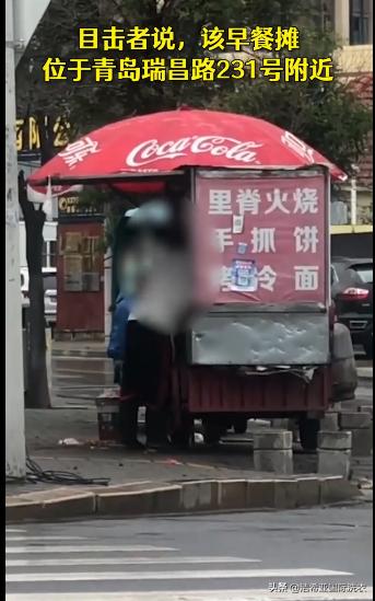 摊主用路边积水洗抹布,摊贩用积水洗抹布擦桌子