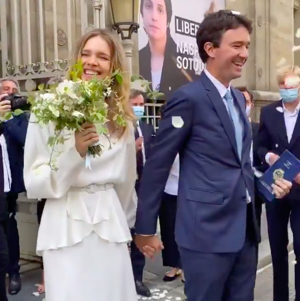 LV太子大婚!水果娜穿小白裙痛快大笑毫无女神样,没排场也无妨