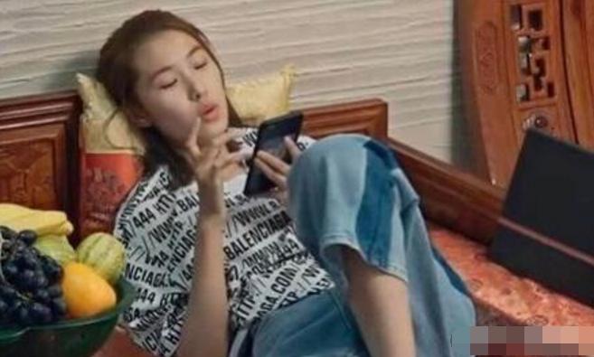 16岁女孩每月消费4万元,富家女每月消费