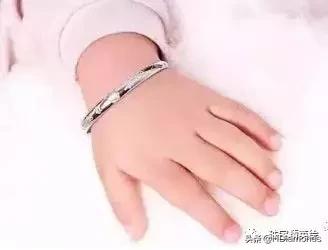 父母送孩子银饰,小朋友送银饰