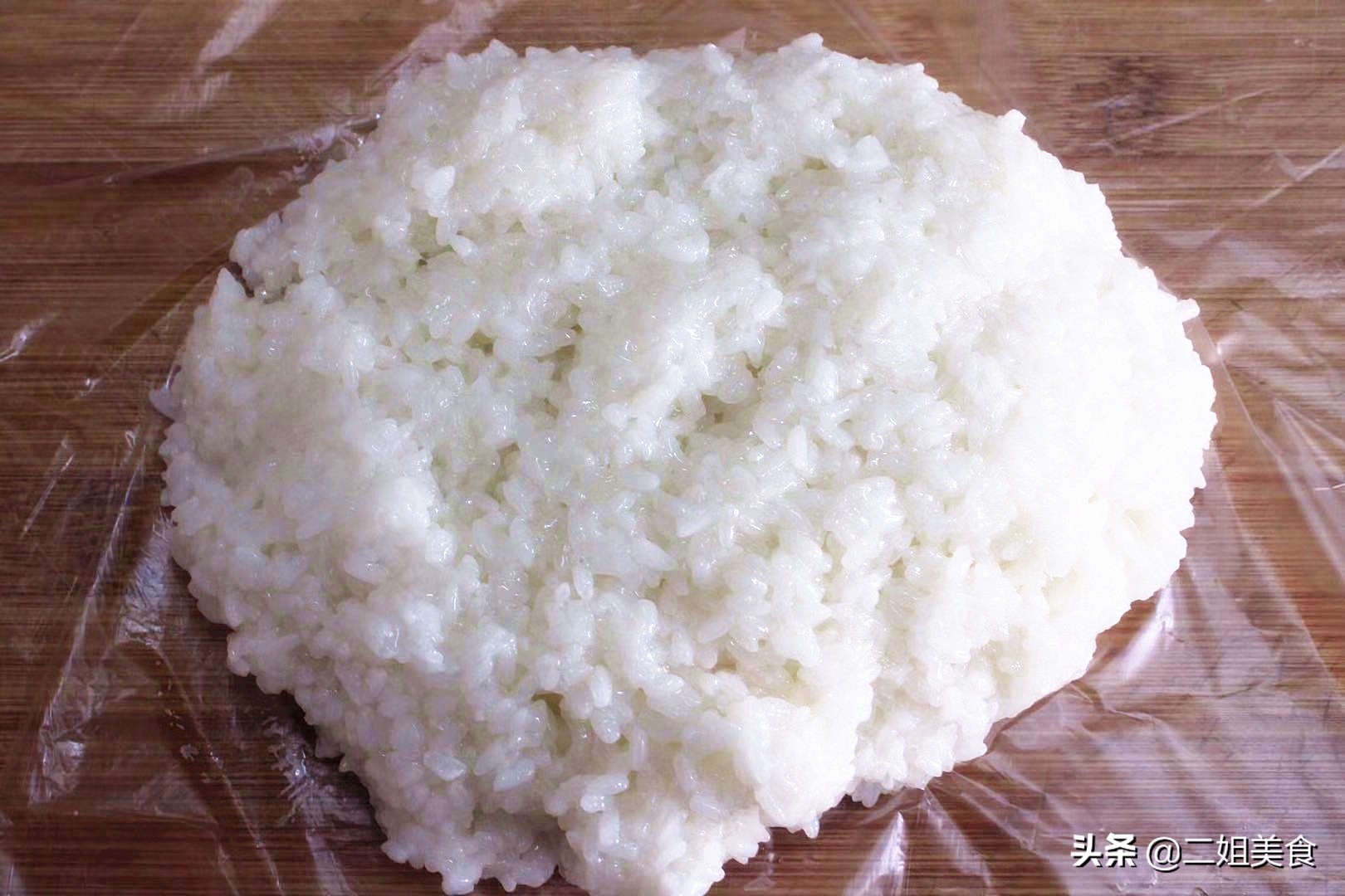 把糯米蒸熟再用油煎,把糯米上锅蒸一蒸