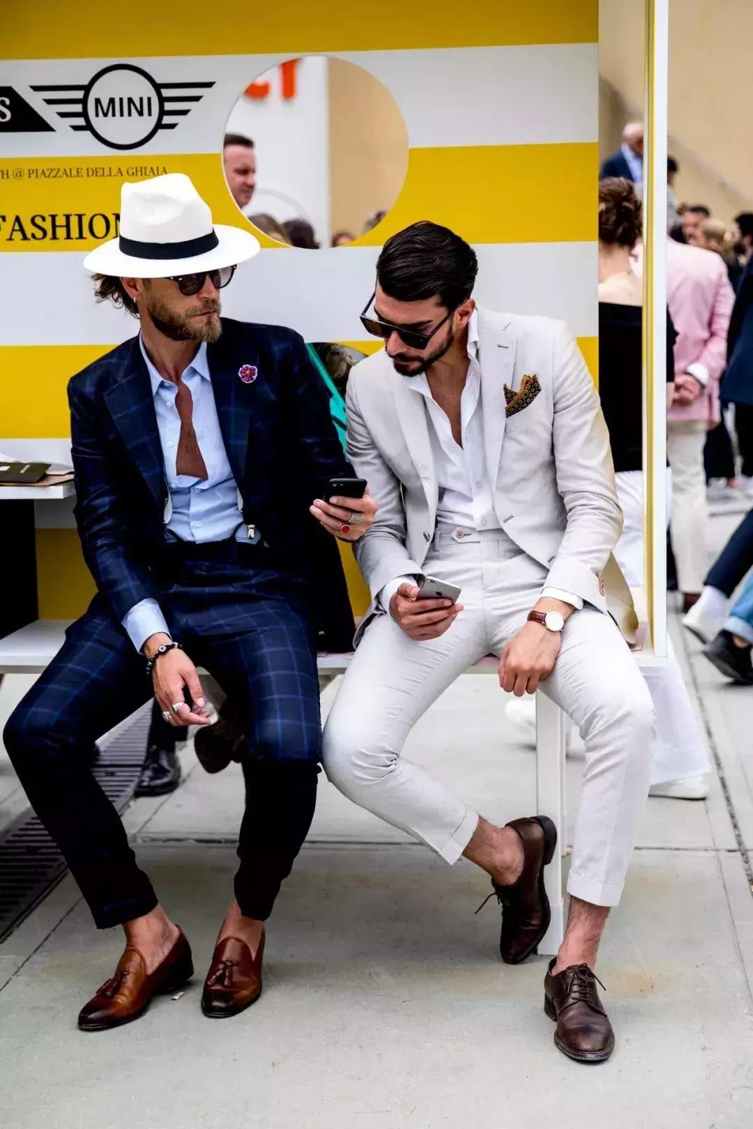 格纹西装搭配衬衫牛仔裤率性洒脱,不平凡气质穿搭