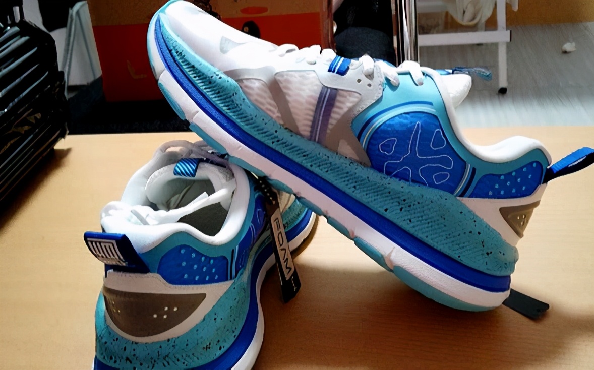 国产马拉松跑鞋排名前十名跑鞋,国产跑鞋和国外跑鞋