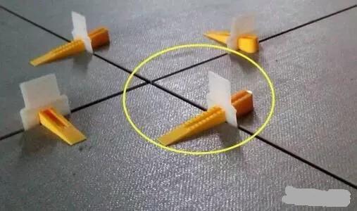 天气冷瓷砖地板拱起来了怎么办,地面瓷砖拱起用什么方法修补