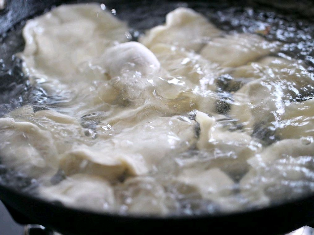 冰箱里粘连到一起的饺子怎么煮,饺子起锅后怎么防止饺子互相粘连