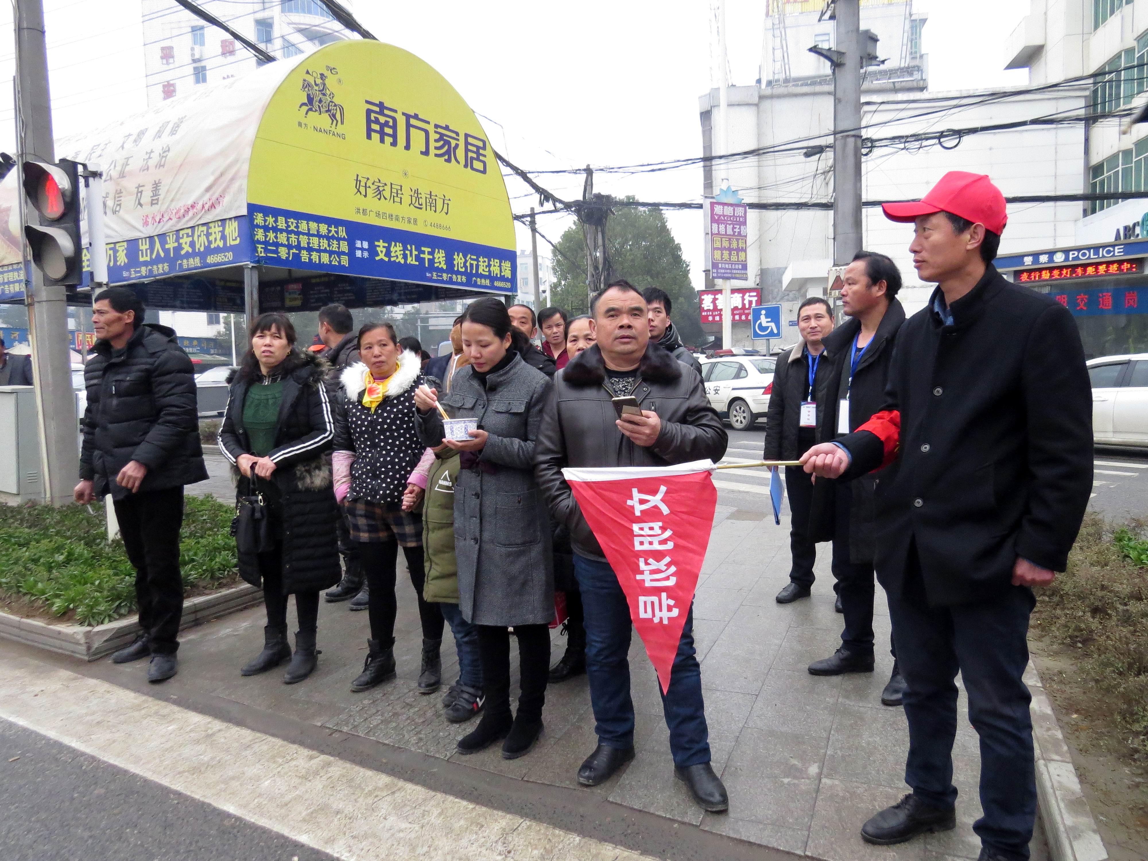 志愿者全员上路共抗疫情,文明出行劝导志愿者在行动