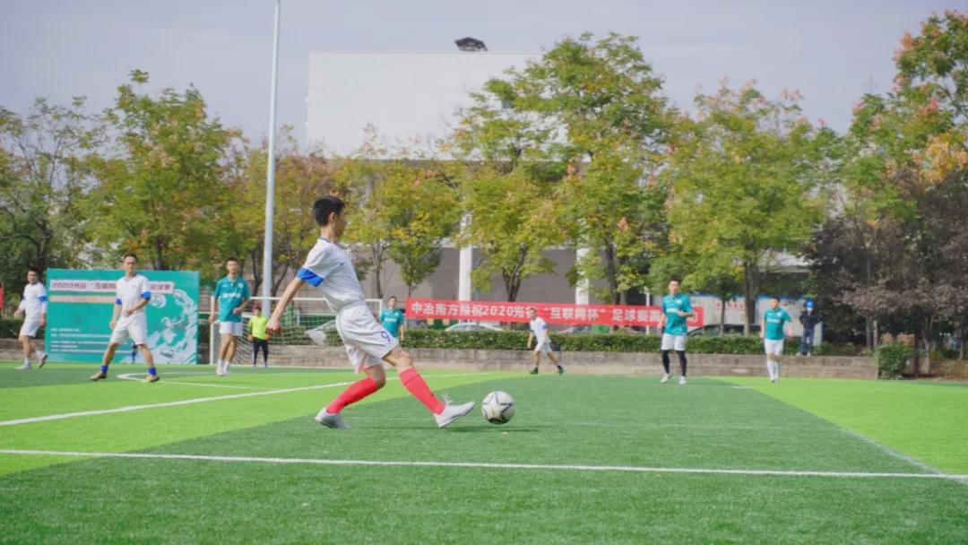 2020光谷“互联网杯”足球赛落幕,王开安会长为冠军颁奖