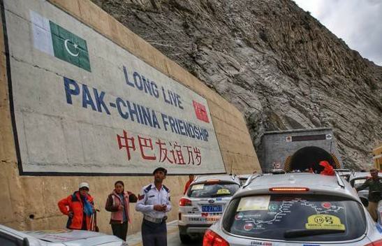 英国游客很疑惑:中巴友谊深厚,为啥巴基斯坦人提到中国却摇头?