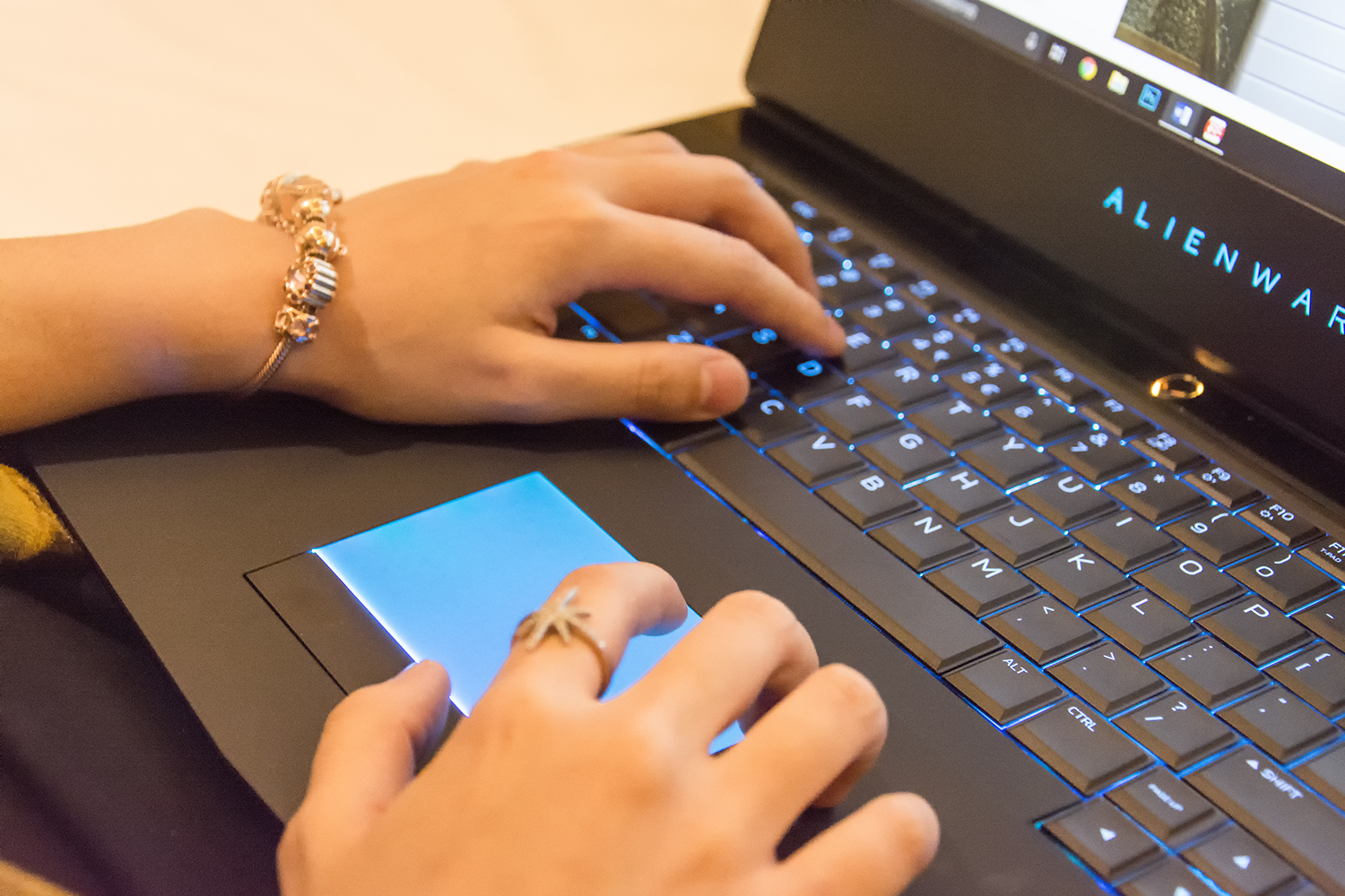 万元笔记本真的强？外星人15R4是否值得你充值信仰