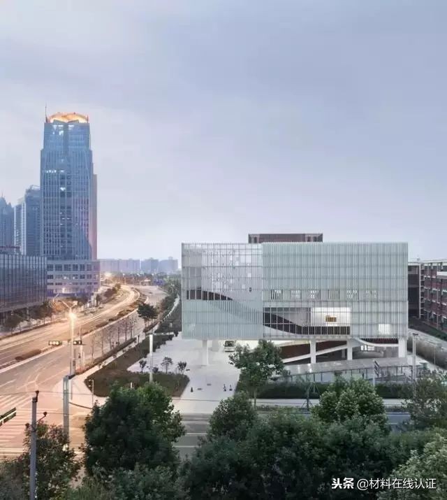 你还在用透明玻璃做立面吗？看看大师们都是怎么给玻璃上色的？