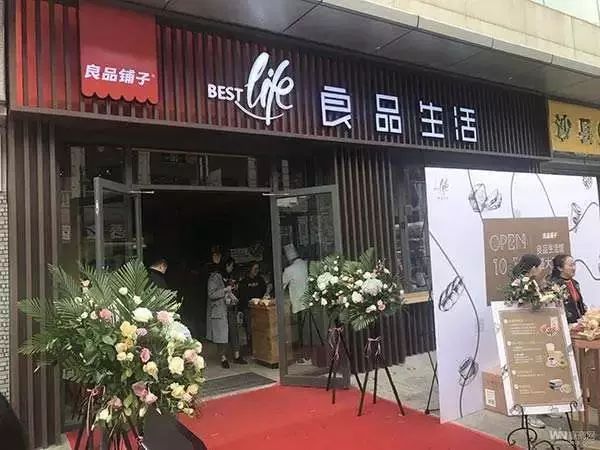 她创业卖盒饭赚亿,他白手起家创业后身价竟上亿