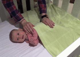 一个多月宝宝困了如何哄睡,小宝宝半夜醒了怎么哄睡