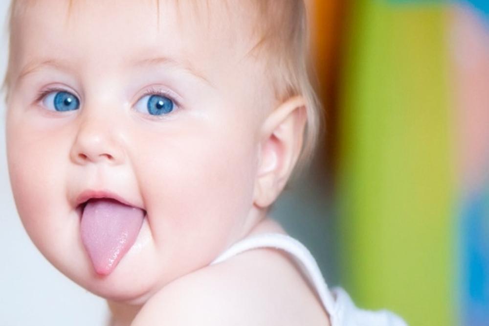 宝宝多大会喜欢吐舌头,宝宝爱吐舌头越来越丑