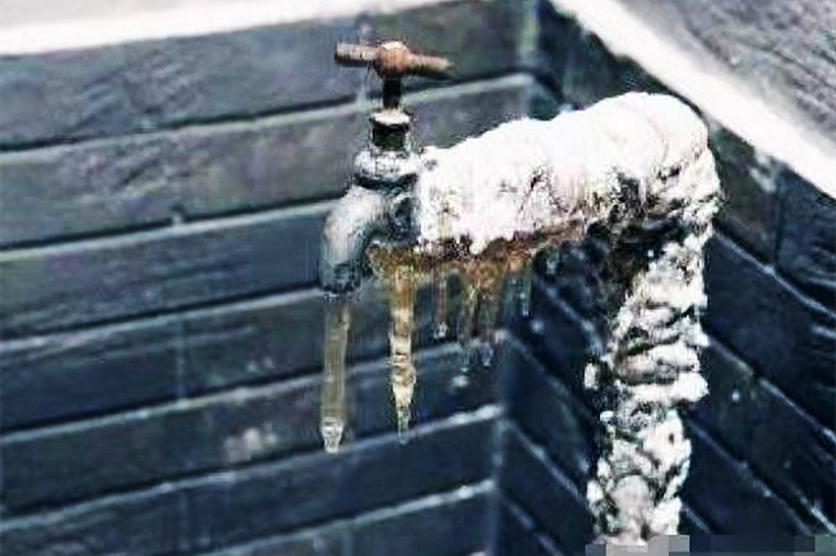 东北农村屋里自来水冻了怎么办,农村小院冬天水管被冻怎么解决