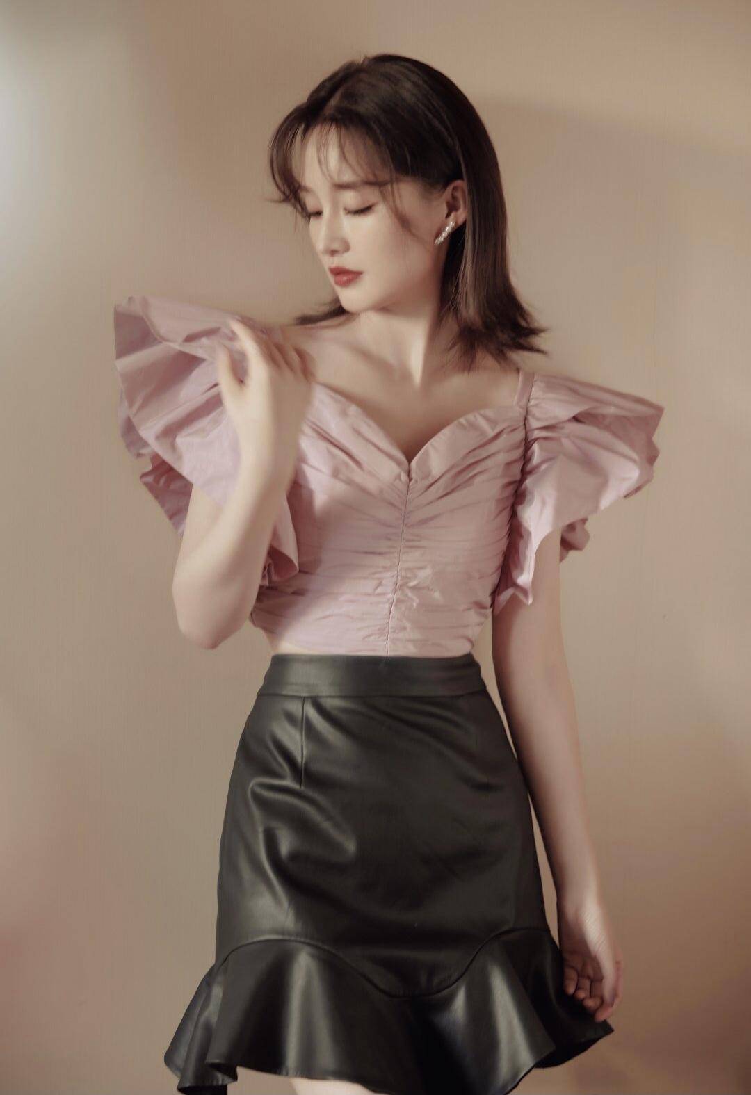 秋冬别总穿裤子了,今年流行“大衣+皮裙”,时髦显贵还很保暖