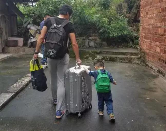 孙俪晒儿子的一家三口,孙俪写给儿子10岁的信