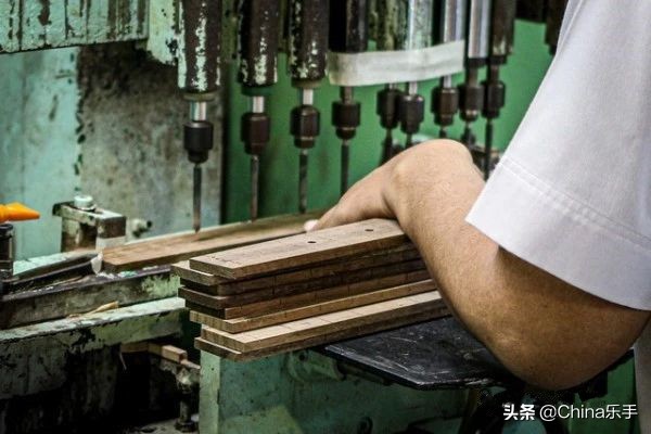 跟随帝声乐器参观世界著名吉他制造商之一Cort印度尼西亚工厂