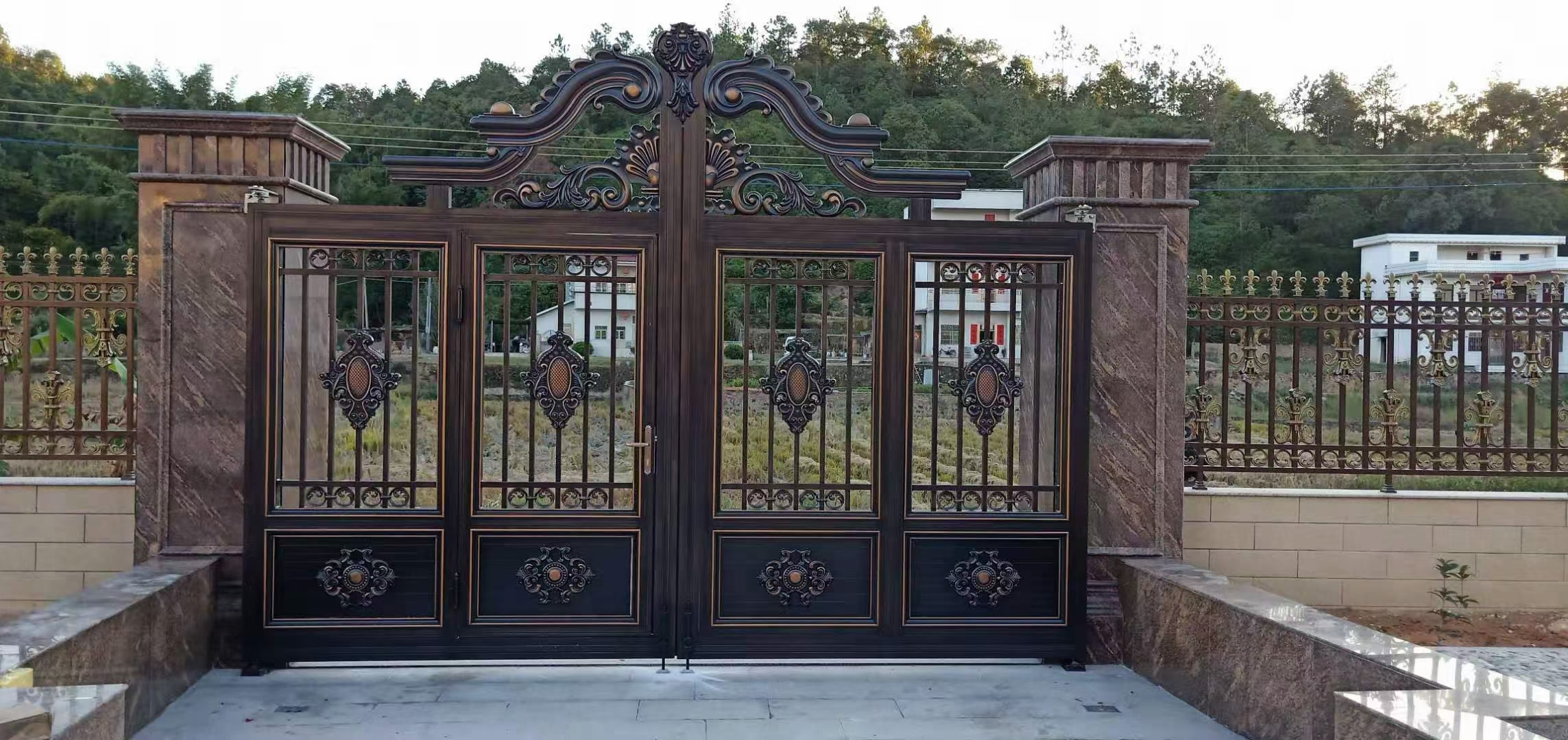 双开铝艺大门安装,双开铝艺大门