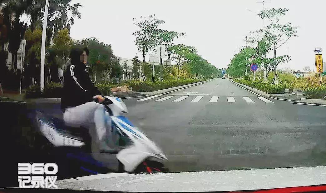 男子开三轮车被撞飞出去安全落地,男子骑摩托车被货车撞倒