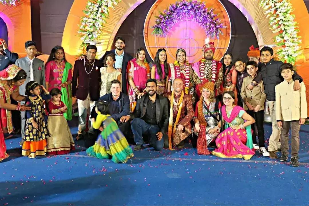 花5000路费去参加朋友婚礼,花200去陌生人婚礼