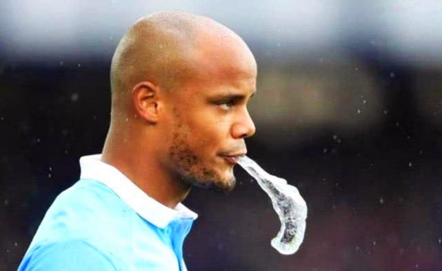 为什么足球运动员喝了水要吐,足球运动员为什么不能喝碳酸饮料