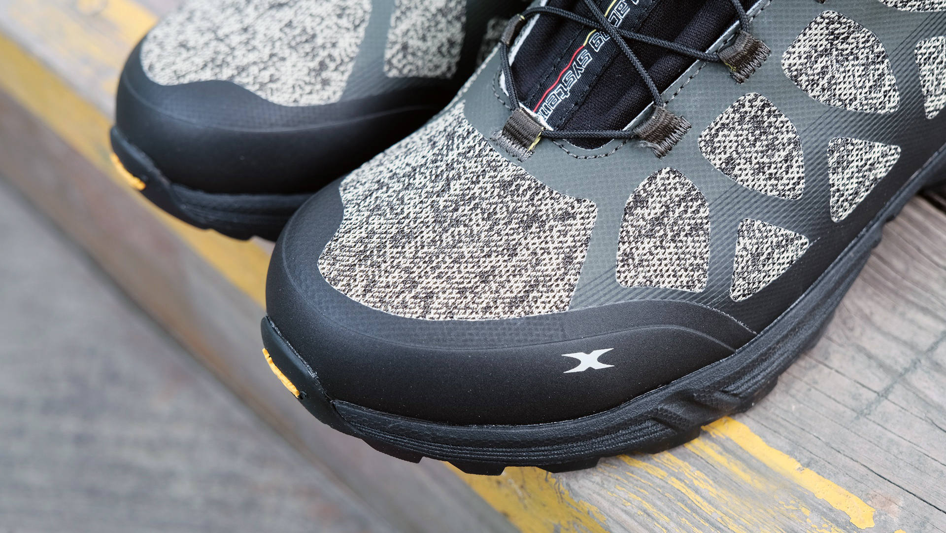 千元内性价比最高徒步鞋,千元以内性价比高的跑步鞋