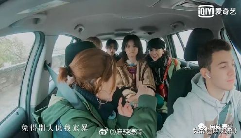 老公夜会嫩模转1万,小S却一个包背10年,这婚姻好不好她不知道?