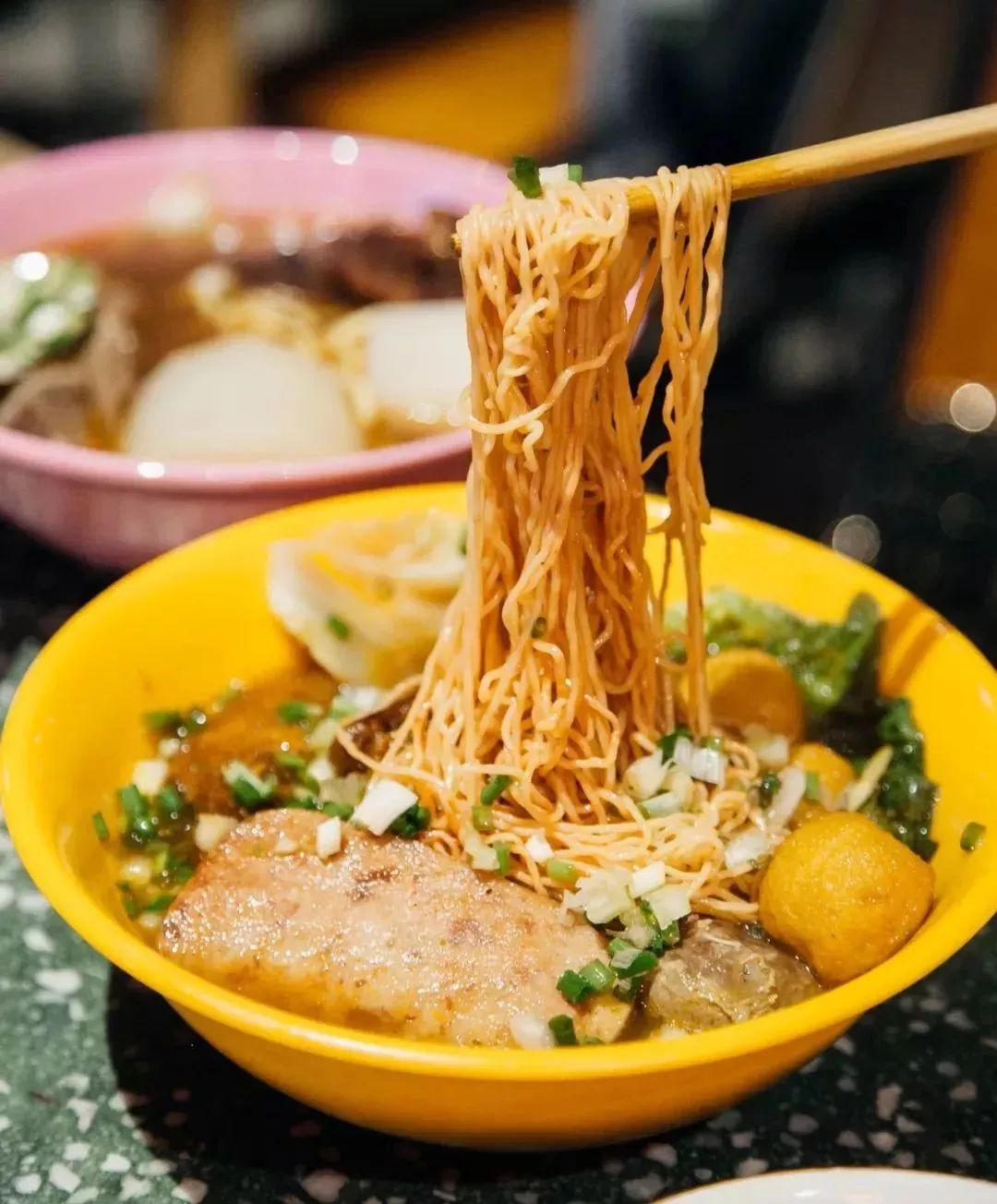 鱼丸小吃一般用什么鱼肉,鱼丸里面真的是有香精吗