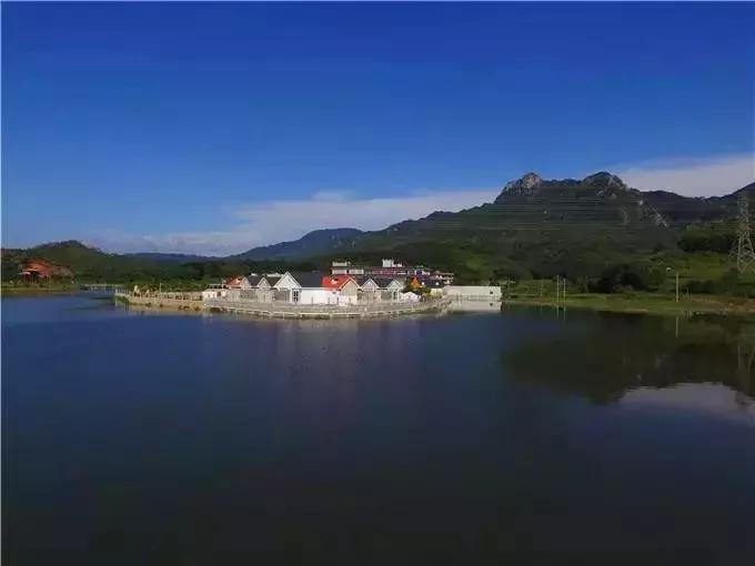 清远这座糖果色湖景汤泉别墅，私藏气派大瀑布和绝美草原！！