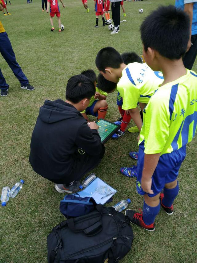 家里有个爱踢球的葫芦娃,喜欢踢球的小朋友