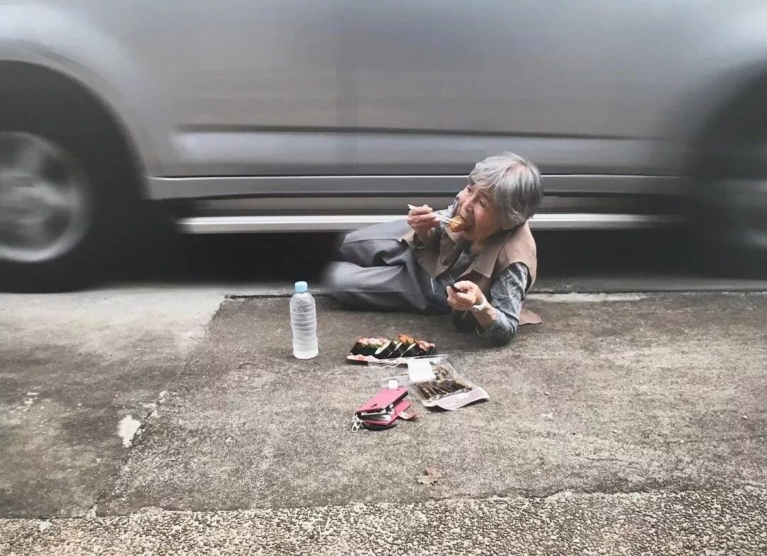 日本老奶奶碰瓷,酗酒飙车碰瓷爆红网络