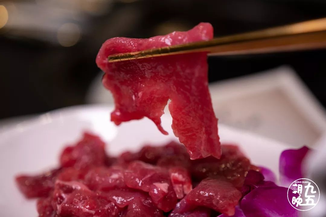 东莞首家火锅+烤肉一体涮就在万江家汇城，几百人排队等着吃