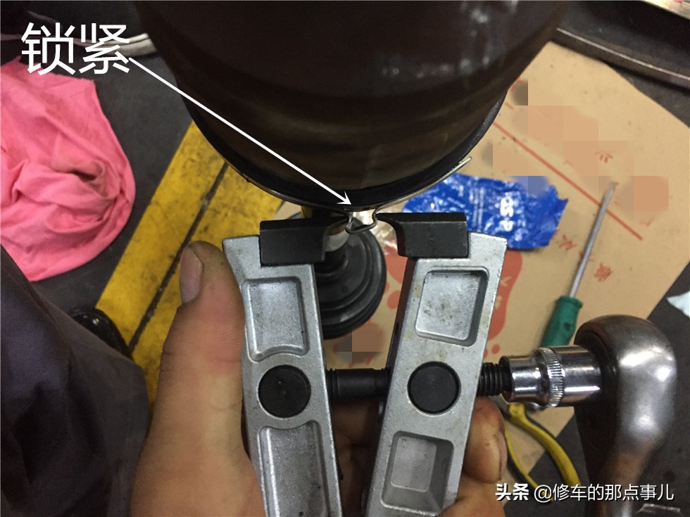 路虎半轴内球笼防尘套拆卸视频,路虎半轴漏油有必要更换吗