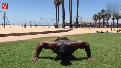 一个练肩的黄金动作,每天100个俯卧撑100个深蹲能增肌