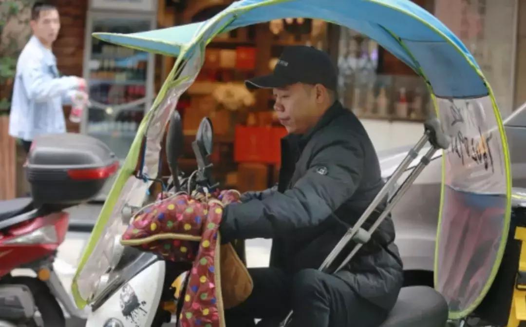 外卖小哥单腿送外卖原视频,单腿外卖小哥送餐视频