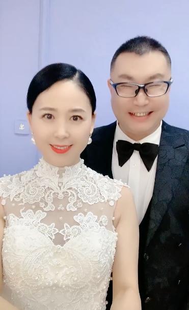 51岁尹相杰与娇妻秀恩爱,尹相杰妻子结婚照