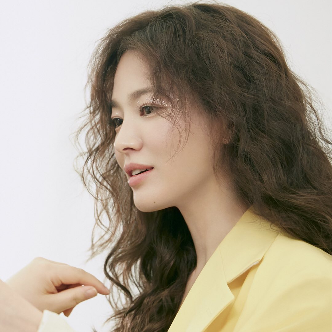 恢复单身后更自信迷人：宋慧乔顶美人鱼波浪卷发，拍女鞋春季广告