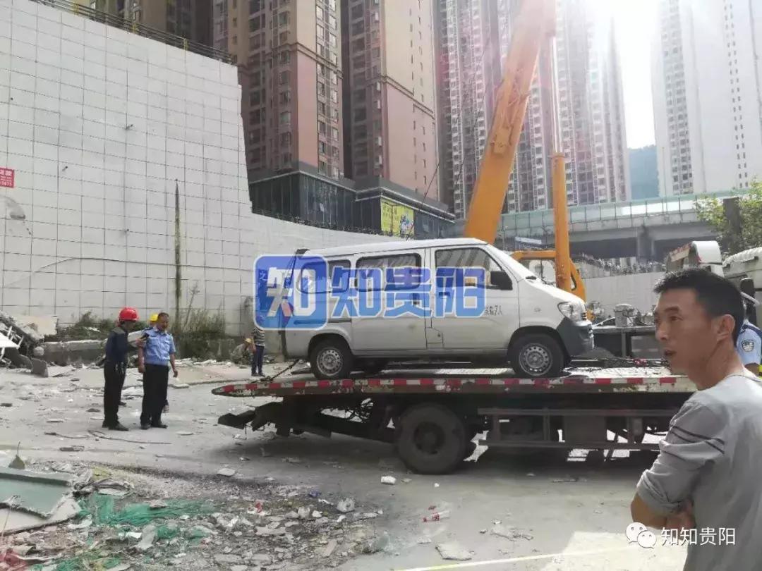 路灯杆突然倒塌两辆车不慎被砸中,半山小镇车祸事件