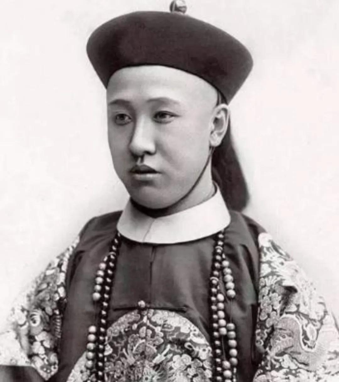 末代皇帝溥仪:丢失大清皇位,选择坐上了那肮脏傀儡的满洲帝位