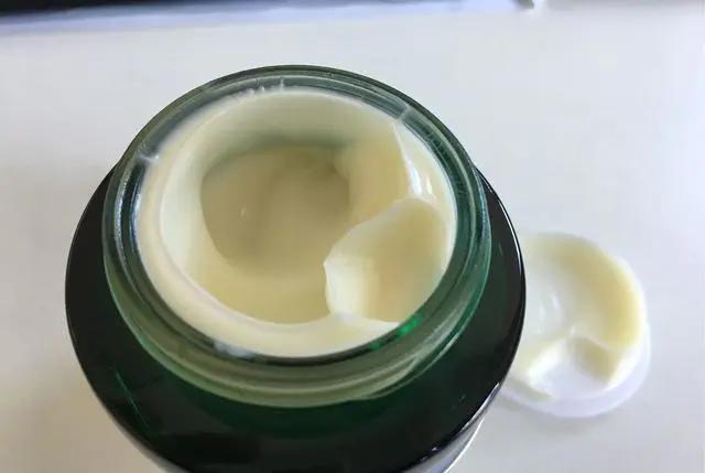 手背上特多老年斑用点什么药膏,老年斑凸起发痒擦什么药膏