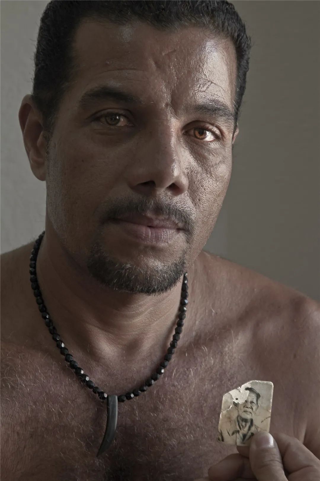 53年来，他一直在国外跟拍底层华人：他们都算不上活着