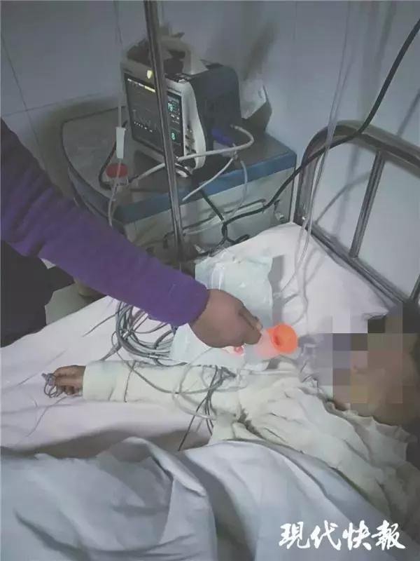 8岁女孩被人打在学校,八岁女孩放学回家全身都是伤