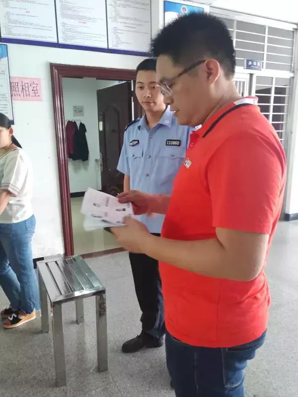 高一考生因数学考不好哭了,一高考考生出考场大哭