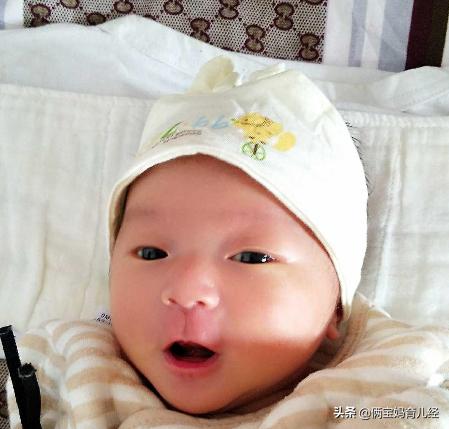 医院照蓝光费用太“高”，宝妈居家给宝宝检测，画面可怜又好笑