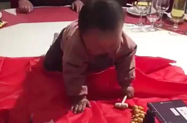 1岁宝宝抓周抓了尺子,一岁宝宝抓周仪式值不值得去