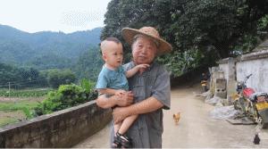 61岁中国爷爷获赞1000万，外国网友：实名羡慕他的孙子
