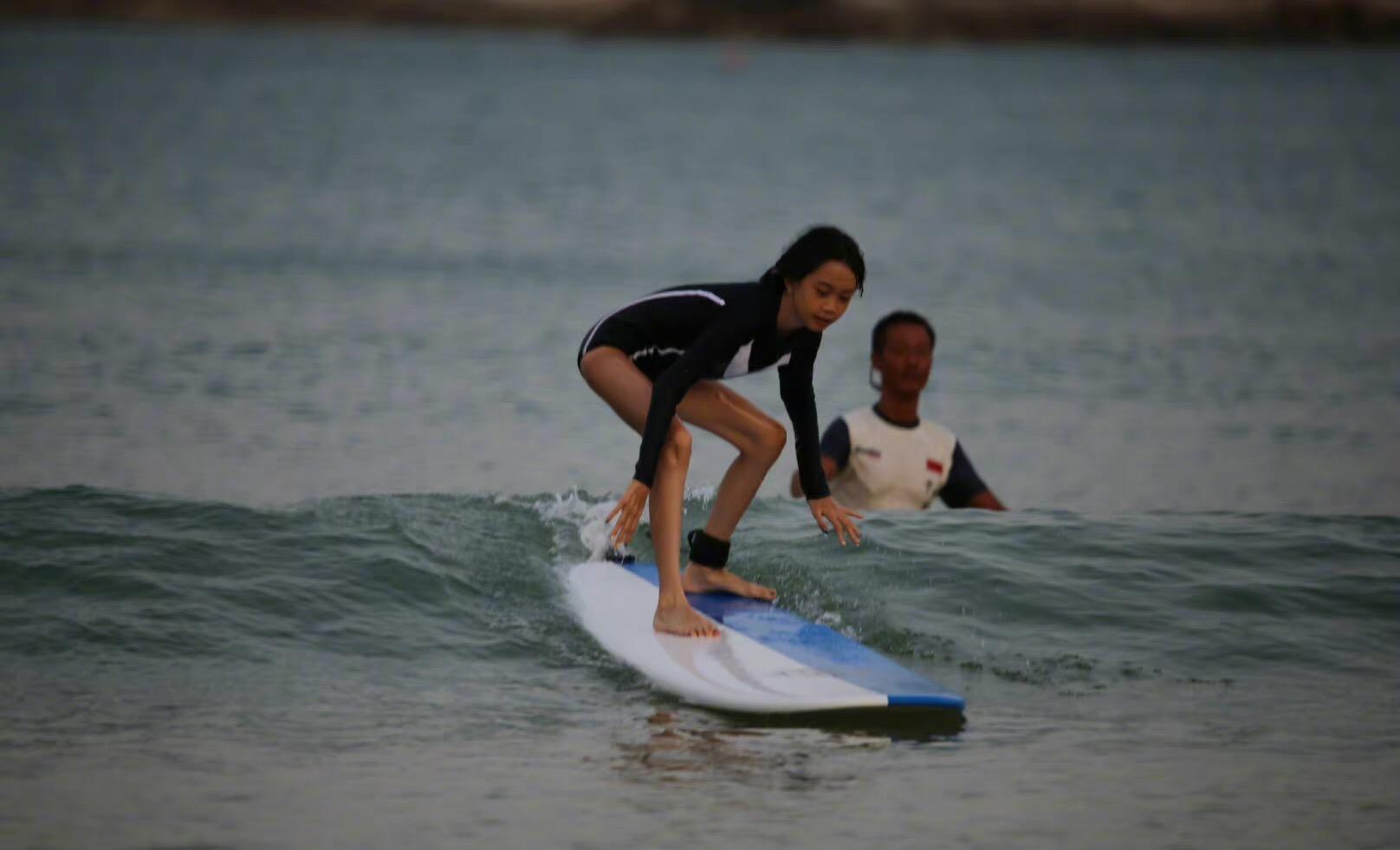 小考拉登初秋杂志封面,穿校服秀铅笔腿,三姊妹中她最像钟丽缇