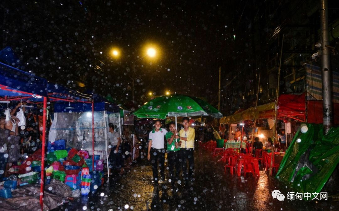 仰光雷雨，积水没过大腿，不少车子在水中“游”