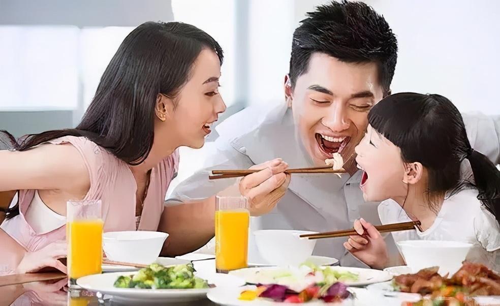 心大！家长把排骨切碎喂给8个月大婴儿，却被碎骨头卡住